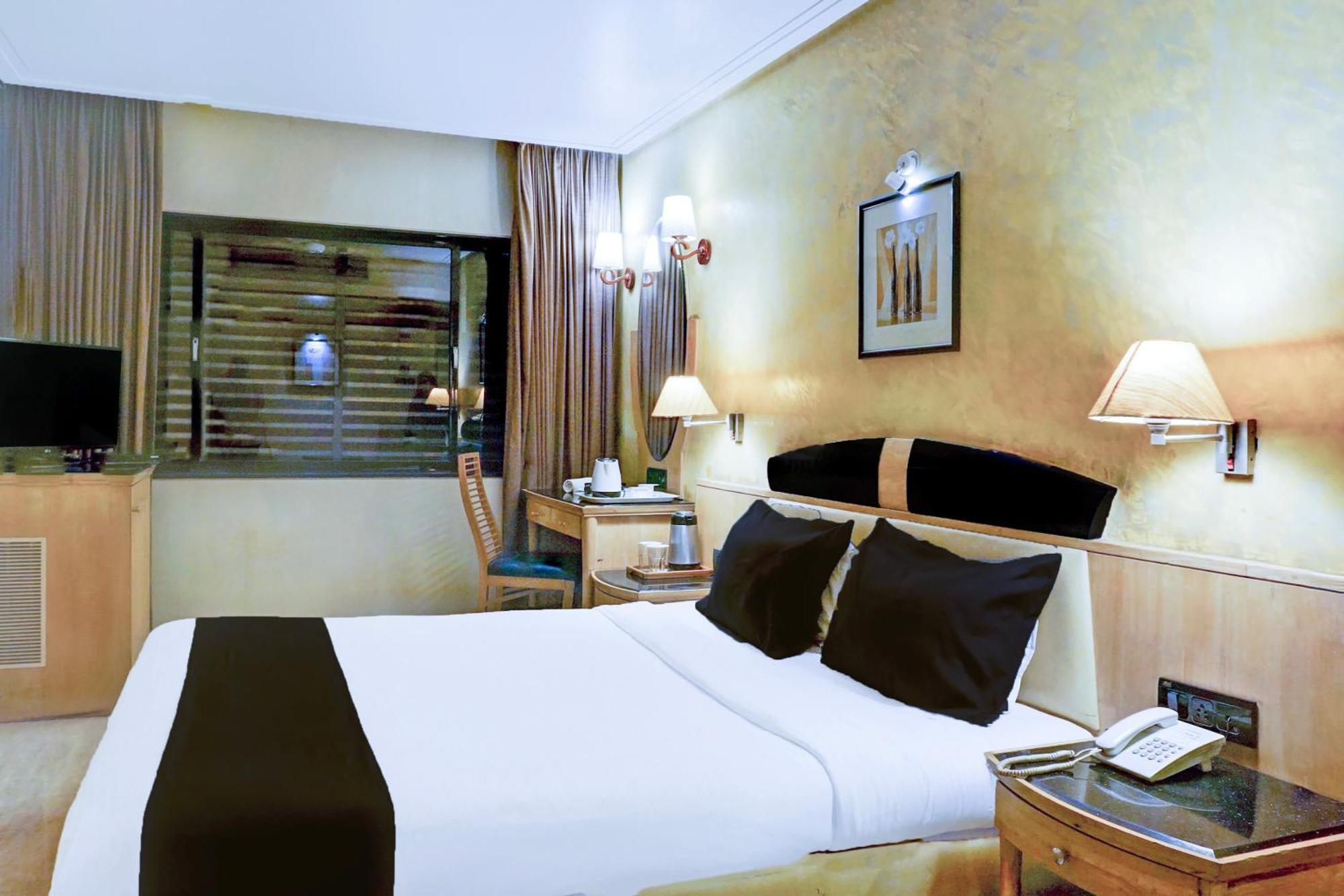 Super Townhouse Oak Jm Road Formerly Krishna Presidency Pune Exterior photo