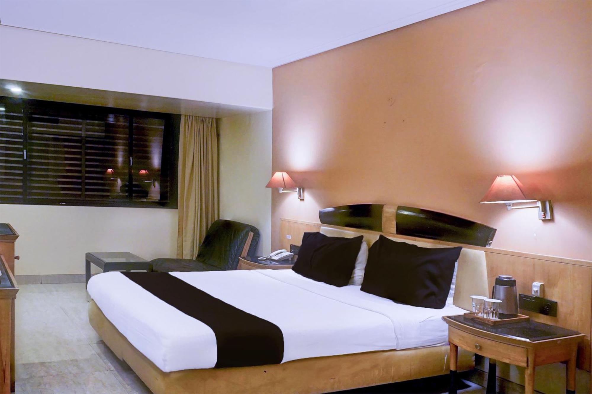 Super Townhouse Oak Jm Road Formerly Krishna Presidency Pune Exterior photo