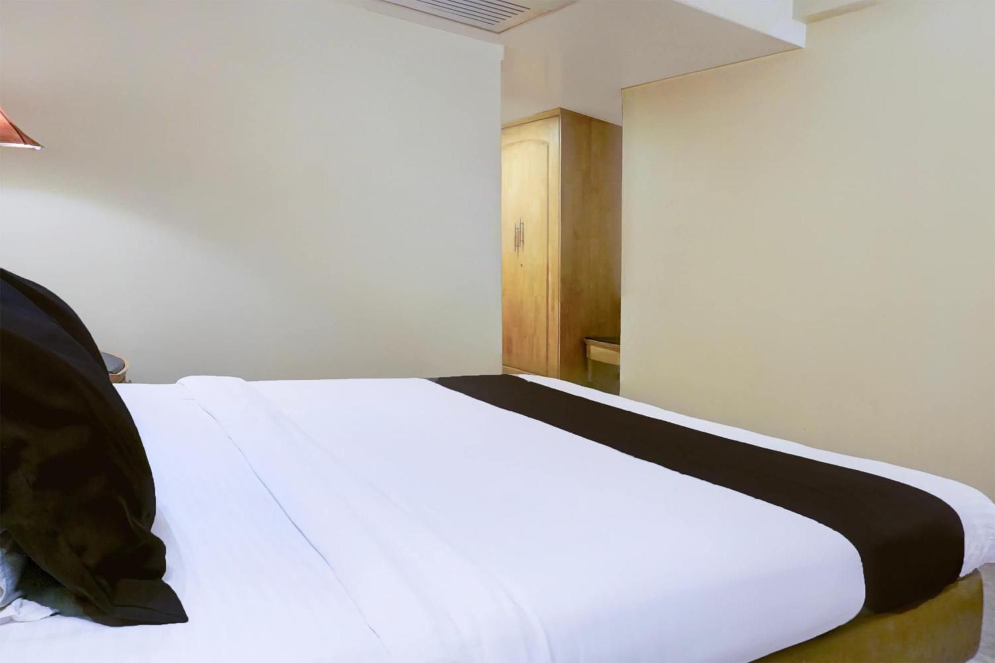 Super Townhouse Oak Jm Road Formerly Krishna Presidency Pune Exterior photo
