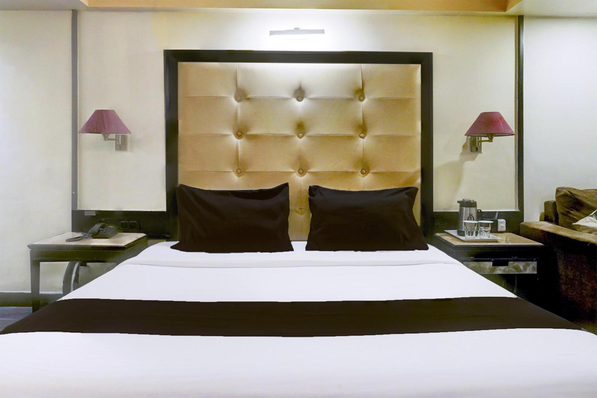 Super Townhouse Oak Jm Road Formerly Krishna Presidency Pune Exterior photo